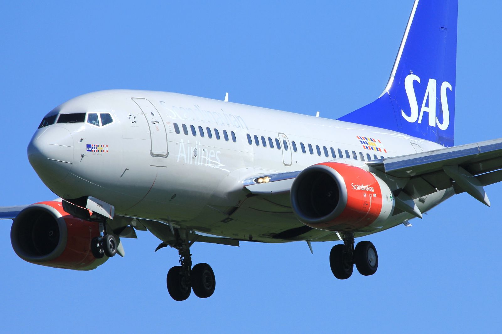 LN-RPB (28294) 1998 Boeing 737-683