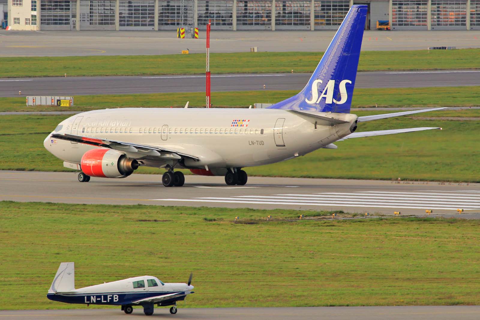 LN-TUD (28217) 1998 Boeing 737-705