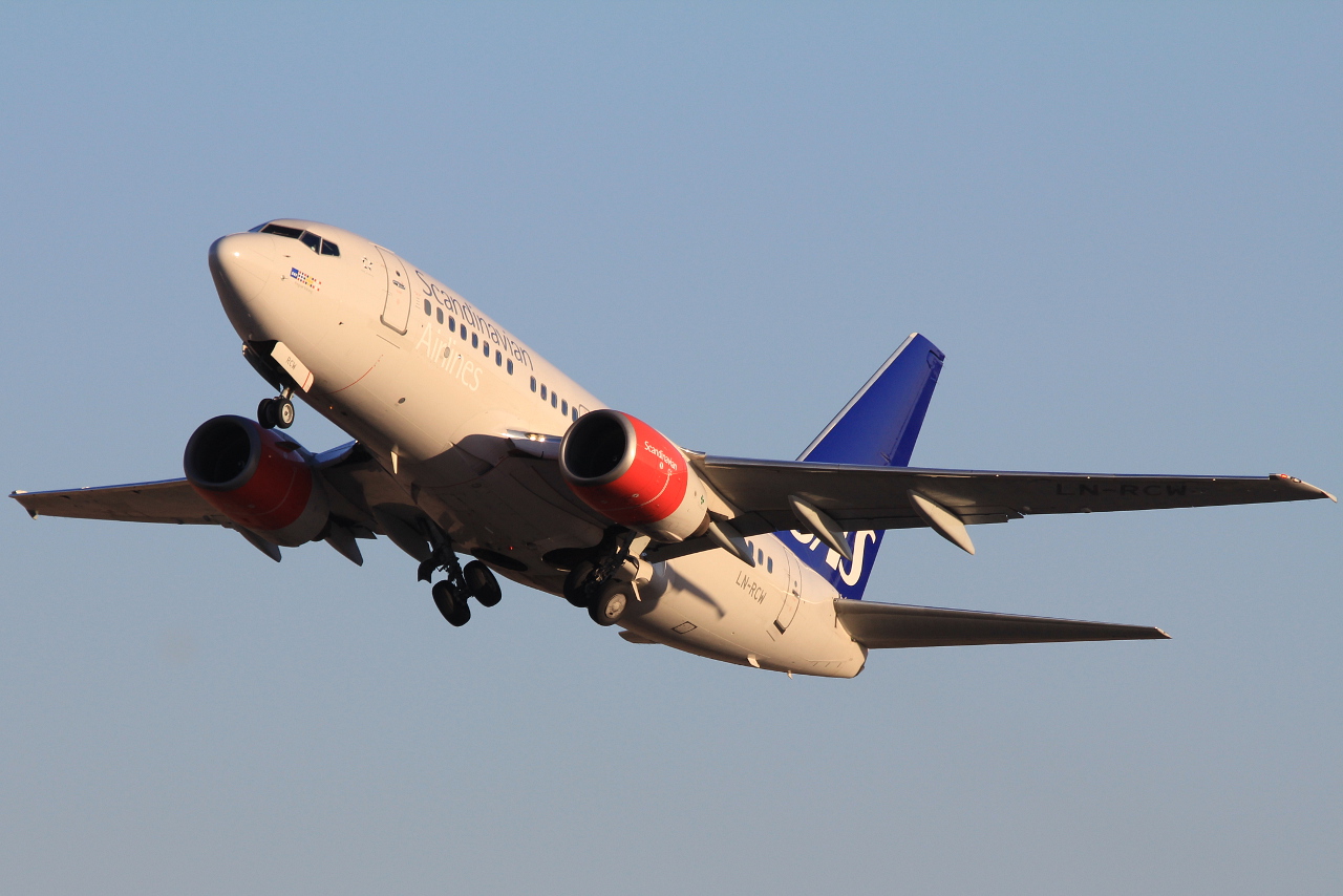 LN-RCW (28308) 1999 Boeing 737-683