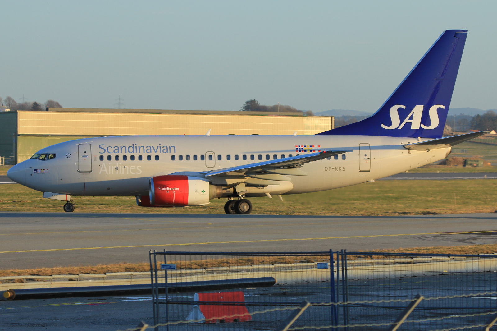 OY-KKS (28322) 2000 Boeing 737-683