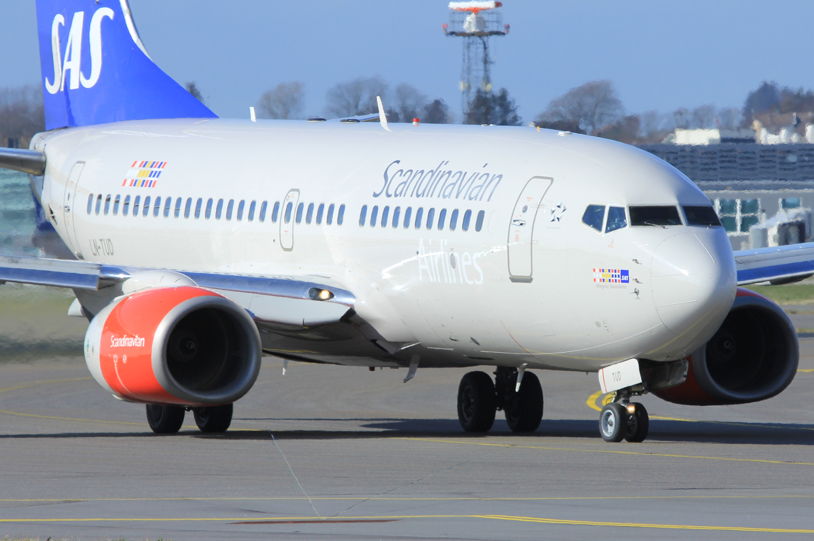 LN-TUD (28217) 1998 Boeing 737-705