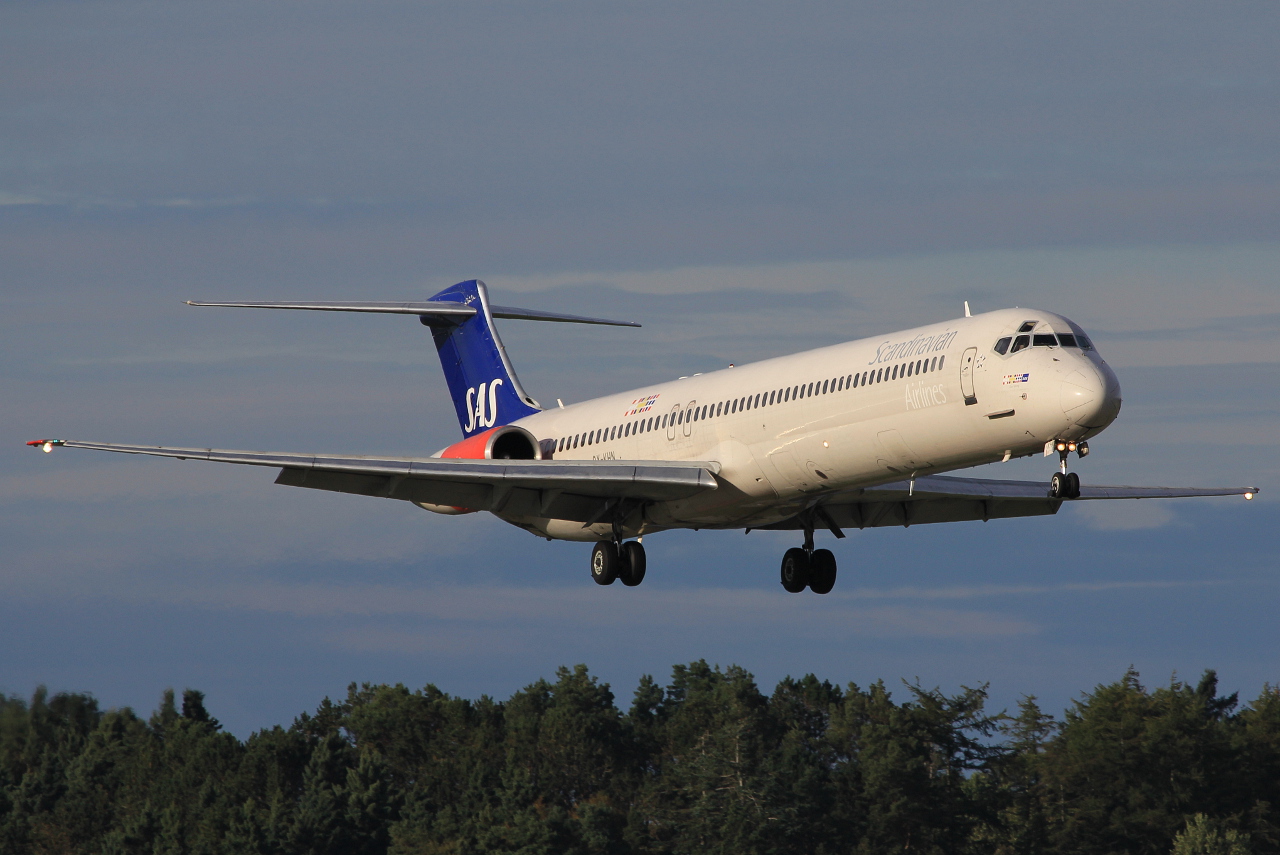 OY-KHN (53000) 1990 McDonnell Douglas MD-82