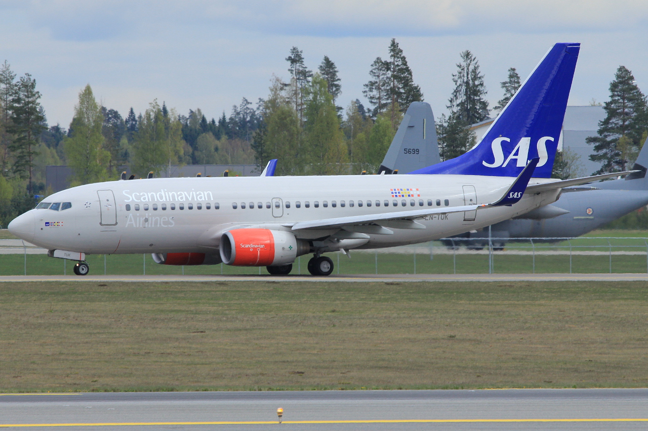 LN-TUK (26096) 2001 Boeing 737-705(WL)