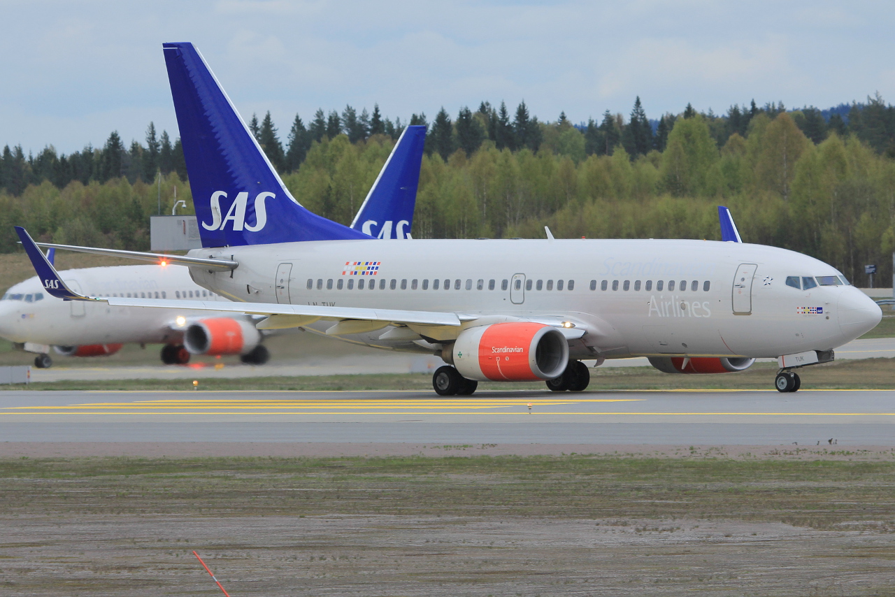 LN-TUK (26096) 2001 Boeing 737-705(WL)