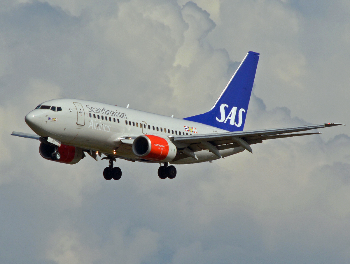 SE-DNX (28304) 1999 Boeing 737-683