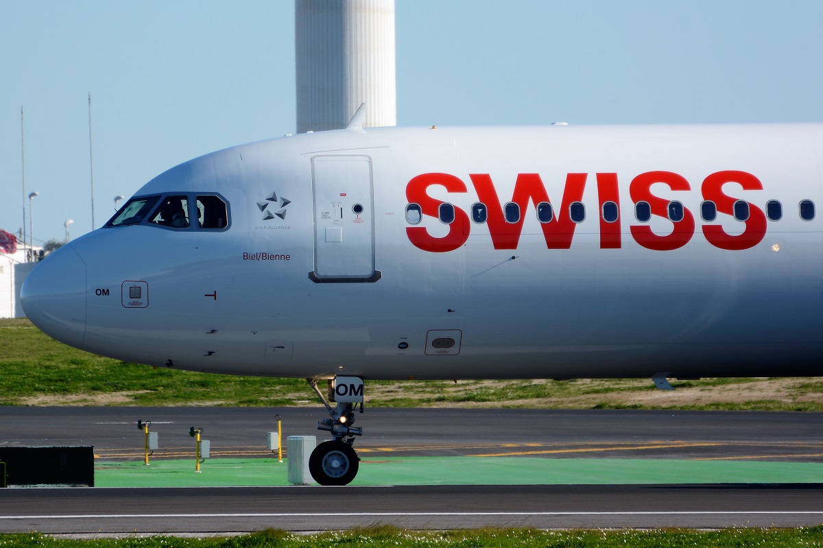 HB-IOM · Airbus A321-212 · (LIS / LPPT)