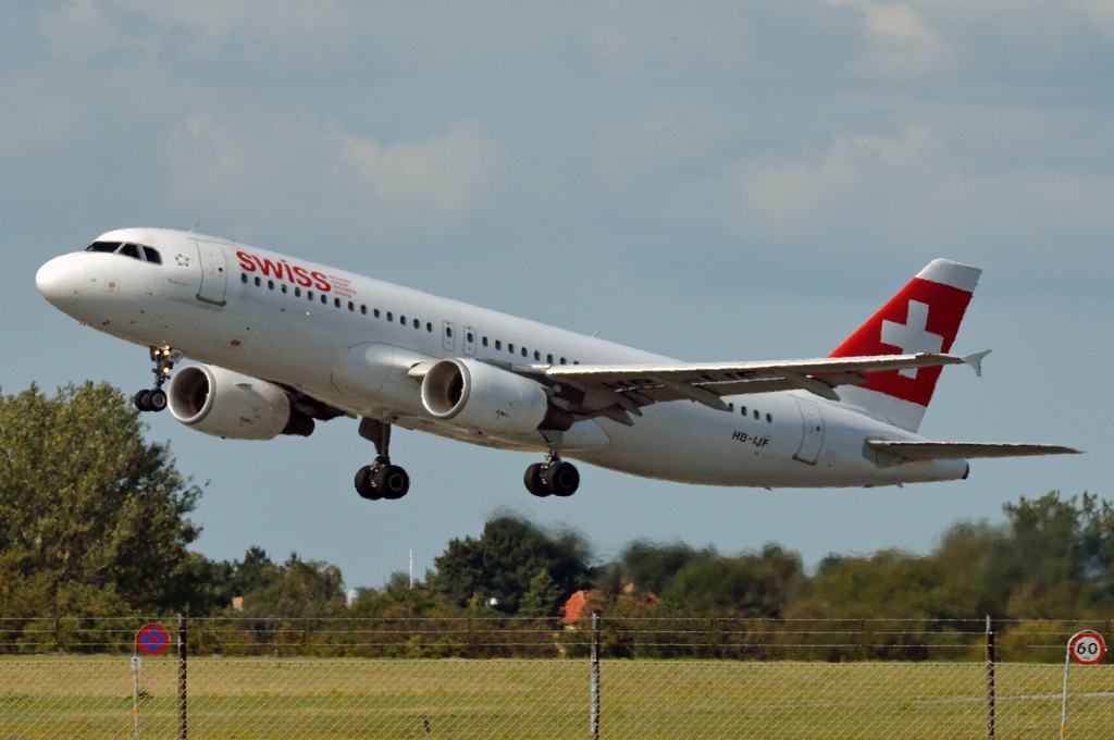 HB-IJF (562) 1995 Airbus A320-214