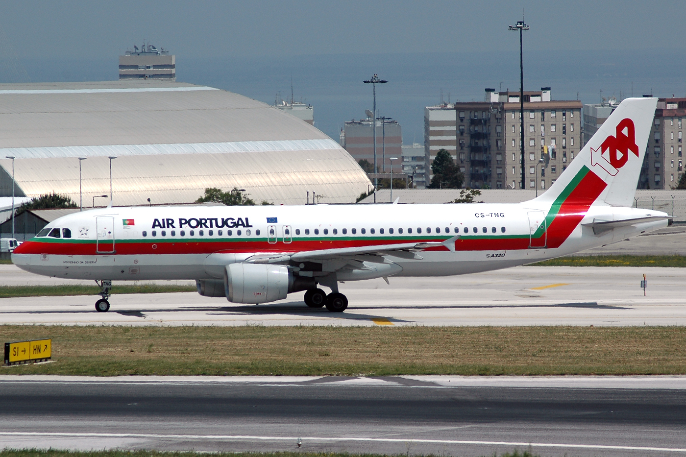 CS-TNG (945) 1998 Airbus A320-214