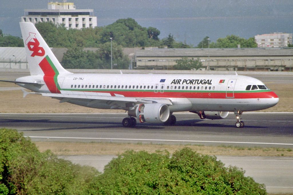CS-TNJ (1181) 2000 Airbus A320-214