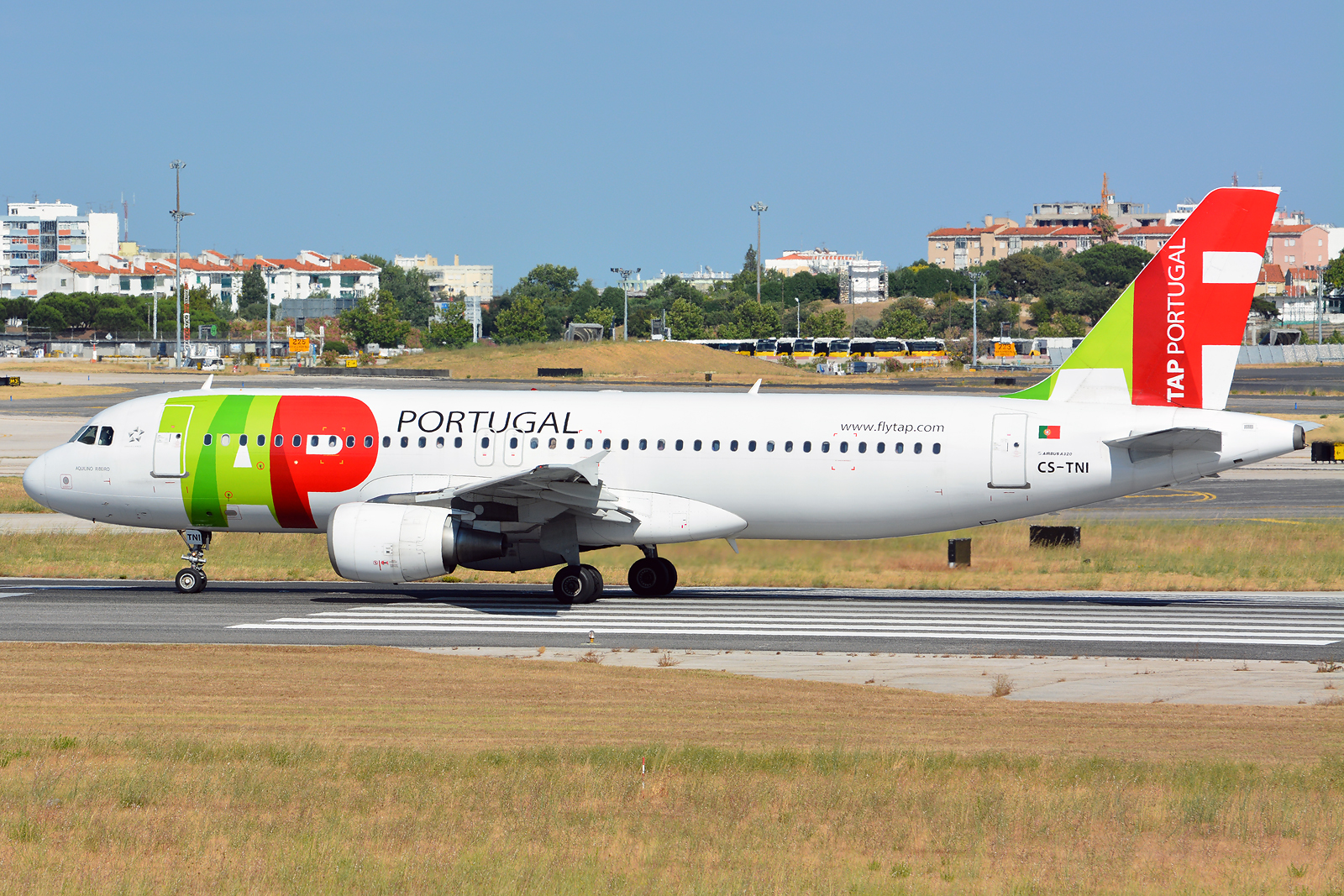 CS-TNI (982) 1999 Airbus A320-214