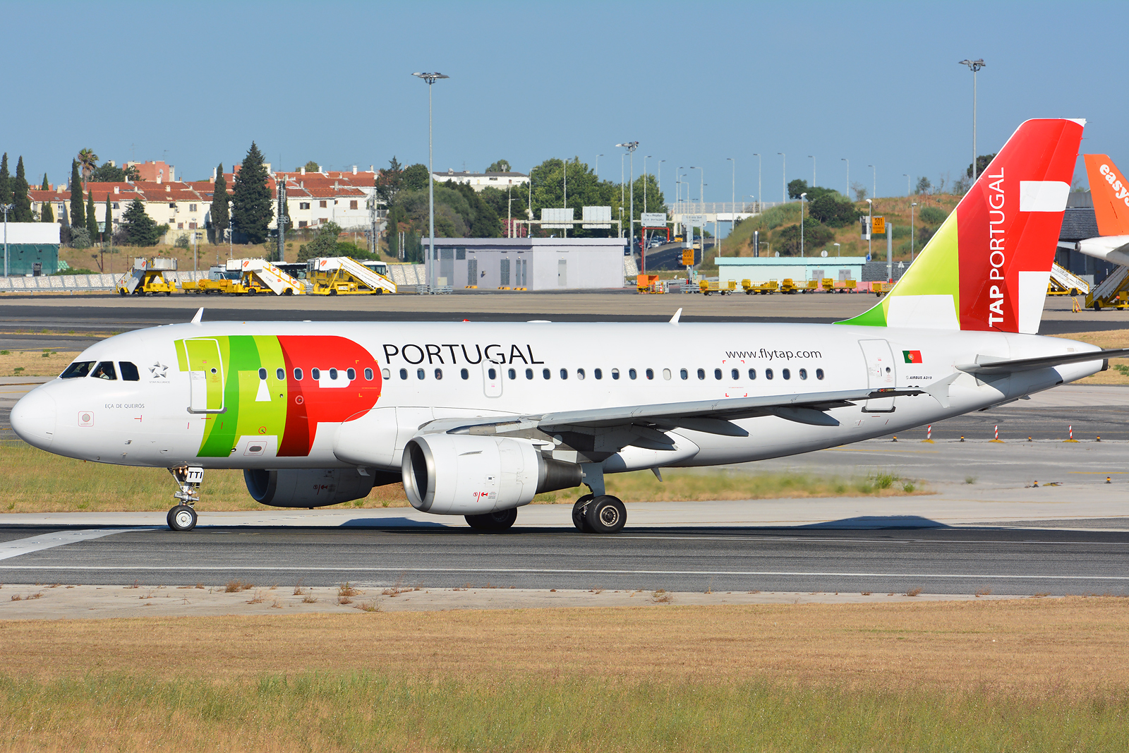 CS-TTI (933) 1998 Airbus A319-111