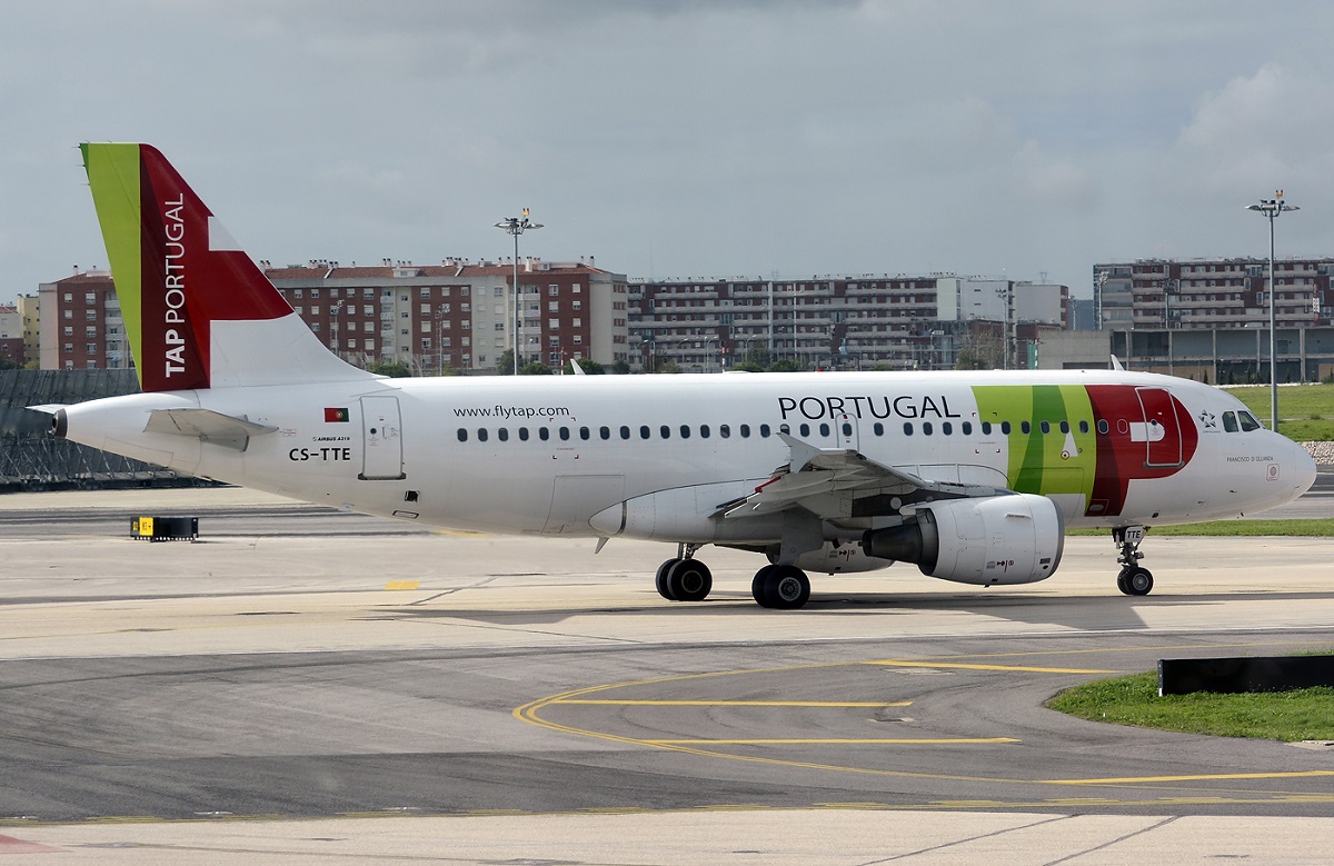 CS-TTE (821) 1998 Airbus A319-111