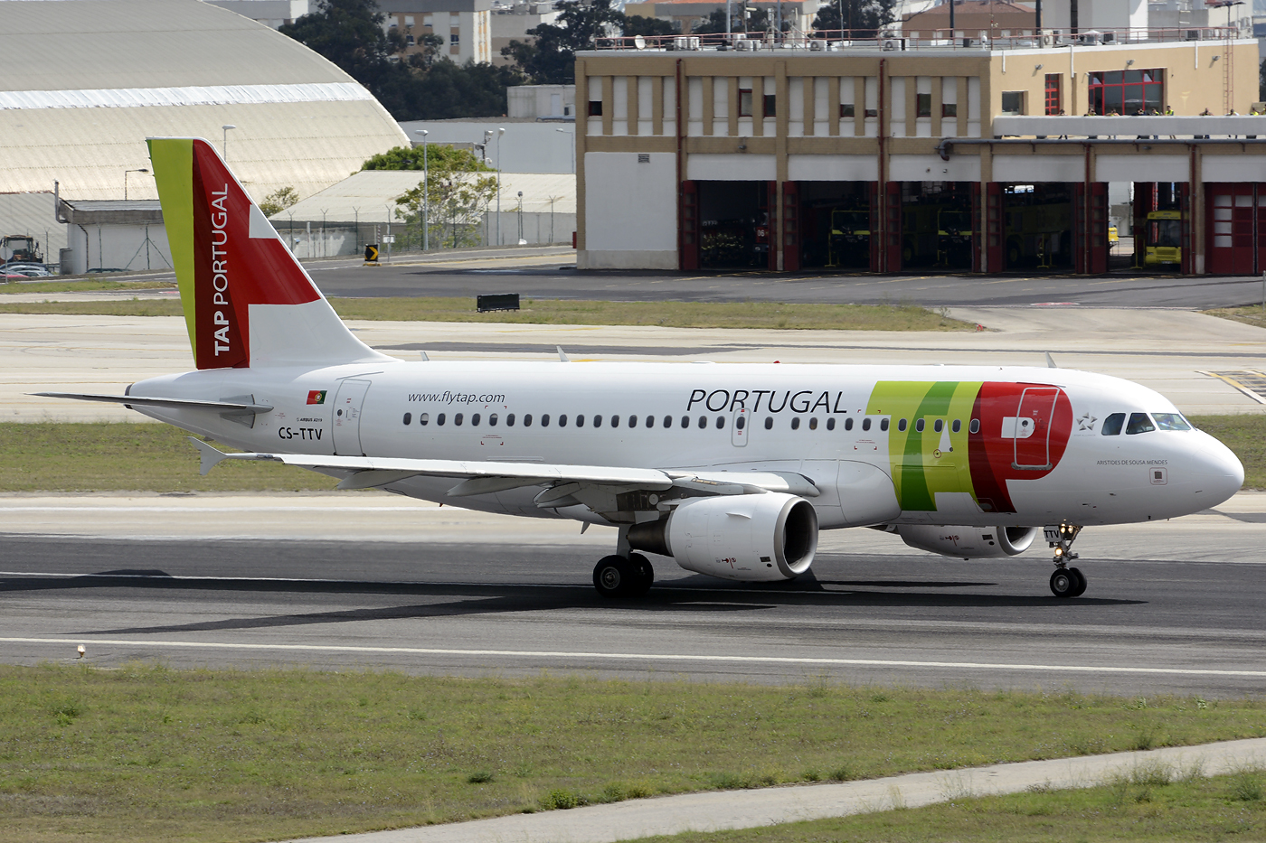 CS-TTV (1718) 2002 Airbus A319-112