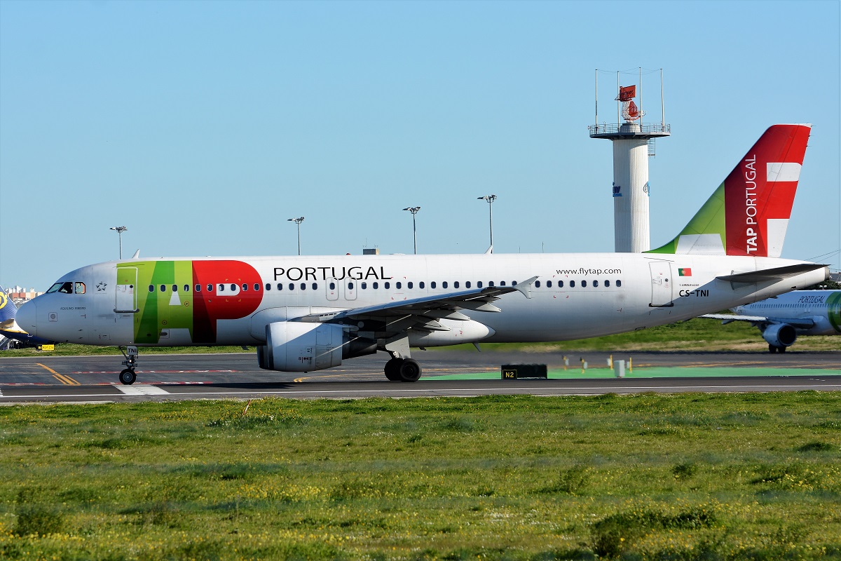 CS-TNI (982) 1999 Airbus A320-214