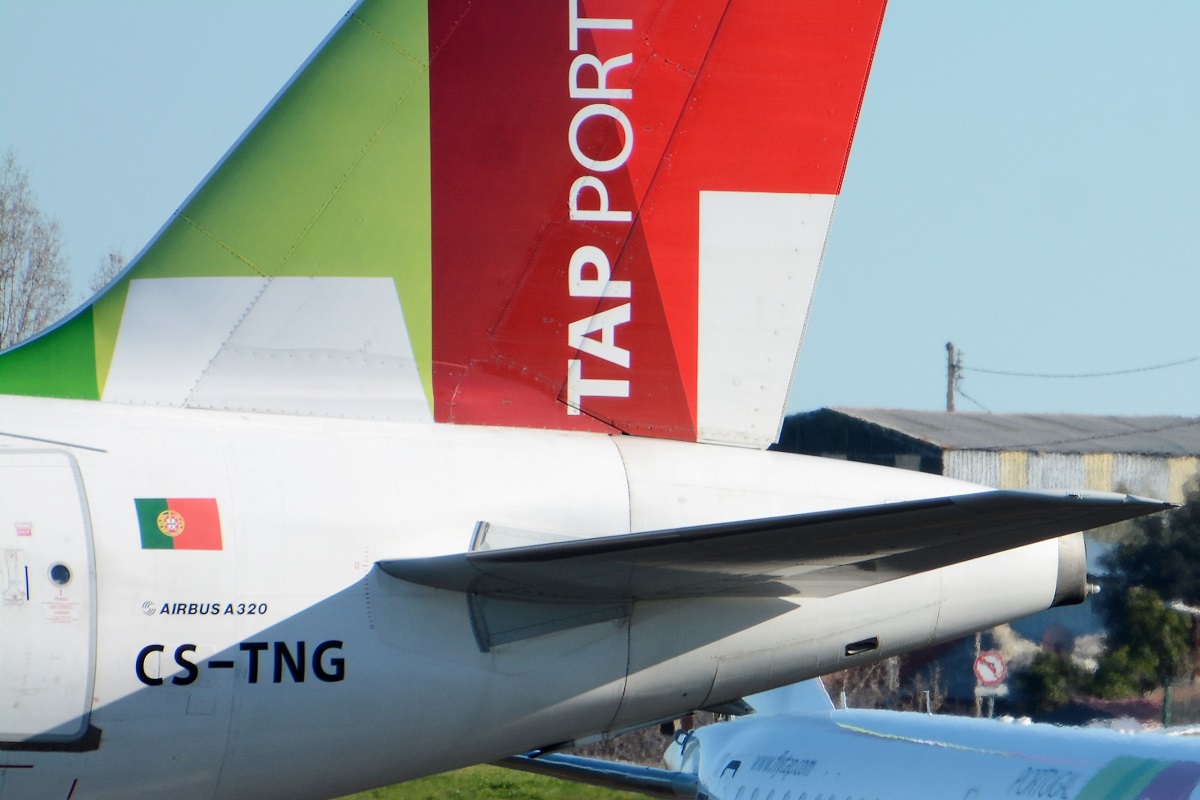 CS-TNG (945) 1998 Airbus A320-214