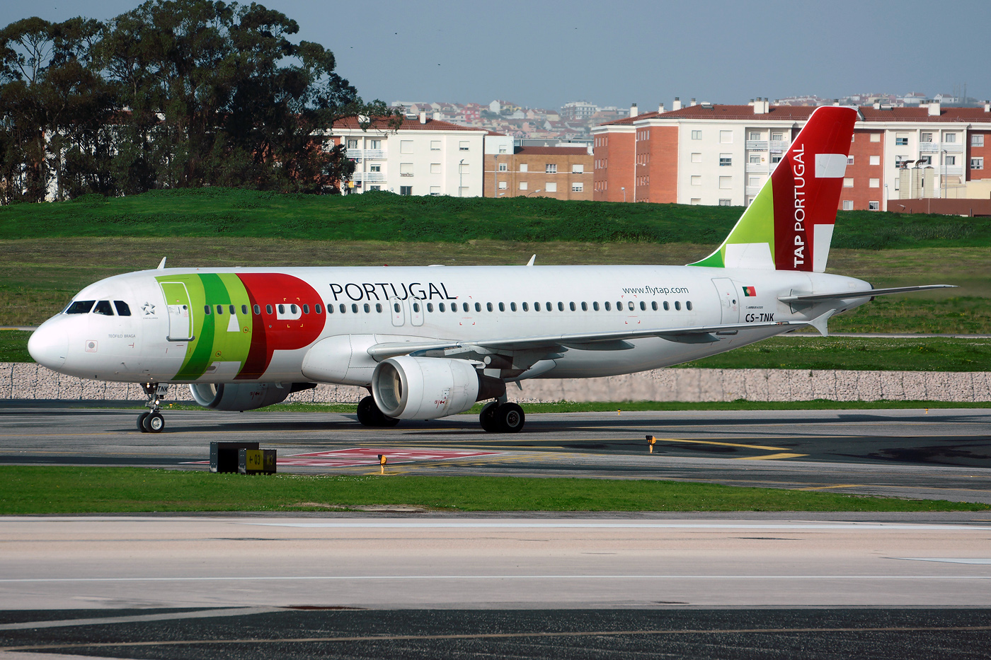 CS-TNK (1206) 2000 Airbus A320-214