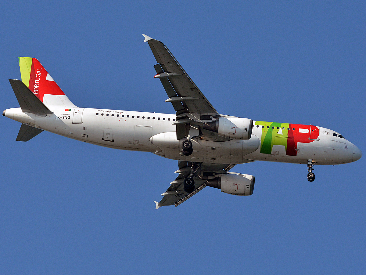 CS-TNG (945) 1998 Airbus A320-214