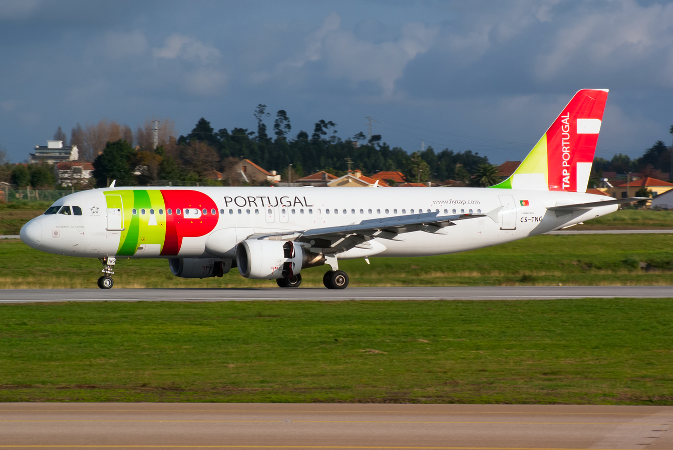 CS-TNG (945) 1998 Airbus A320-214