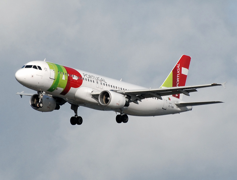 CS-TNM (1799) 2002 Airbus A320-214