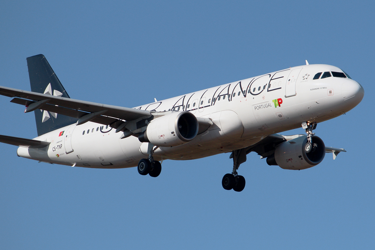 CS-TNP (2178) 2004 Airbus A320-214