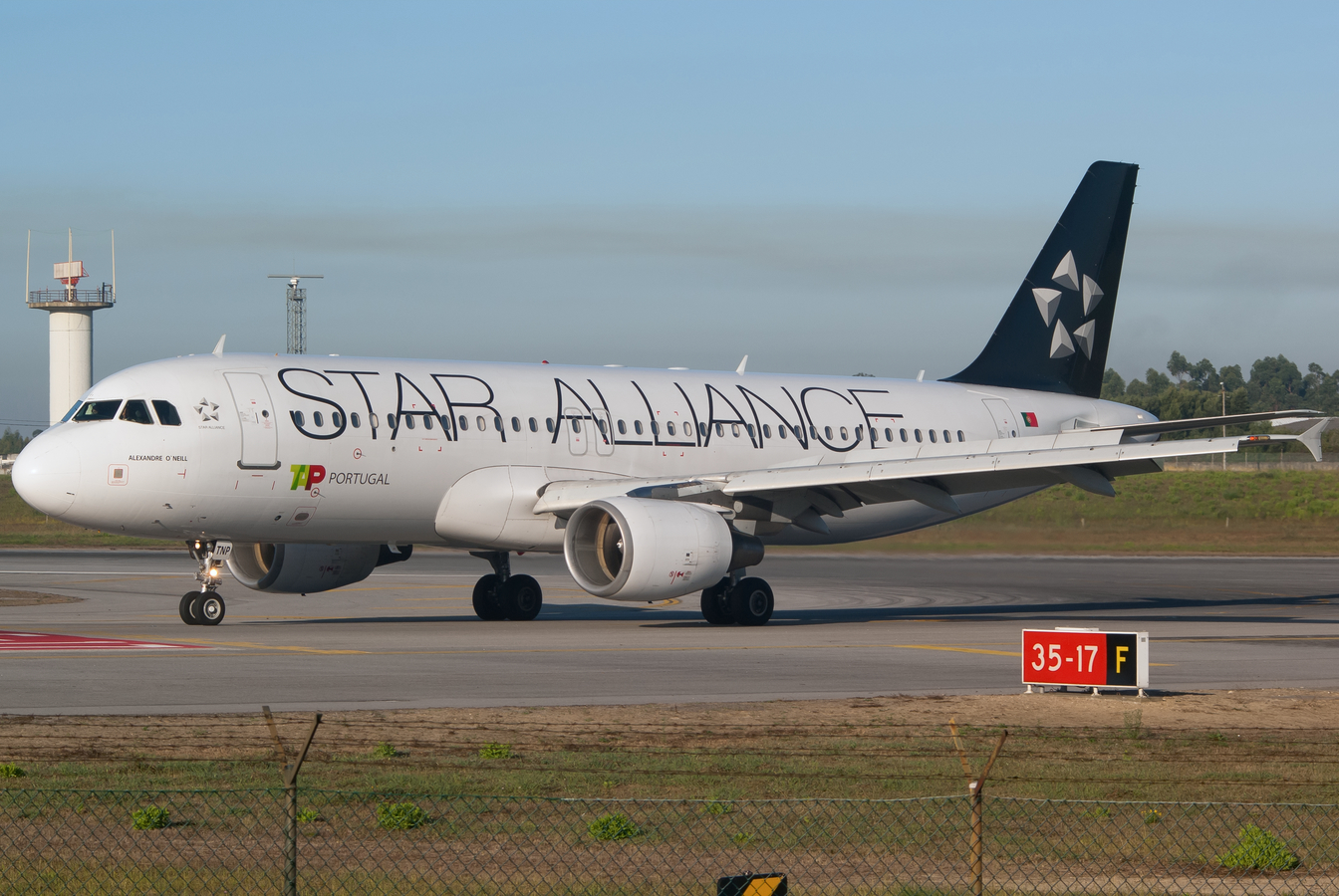 CS-TNP (2178) 2004 Airbus A320-214