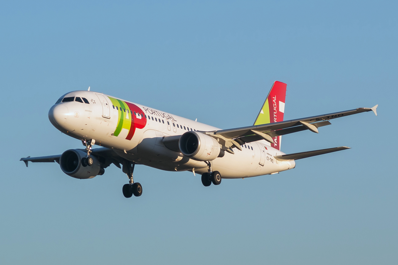 CS-TNQ · Airbus A320-214 · (LIS / LPPT)