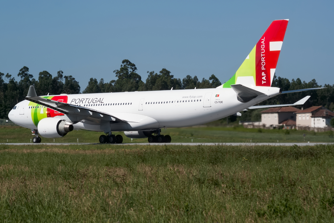 CS-TOE (305) 1999 Airbus A330-223