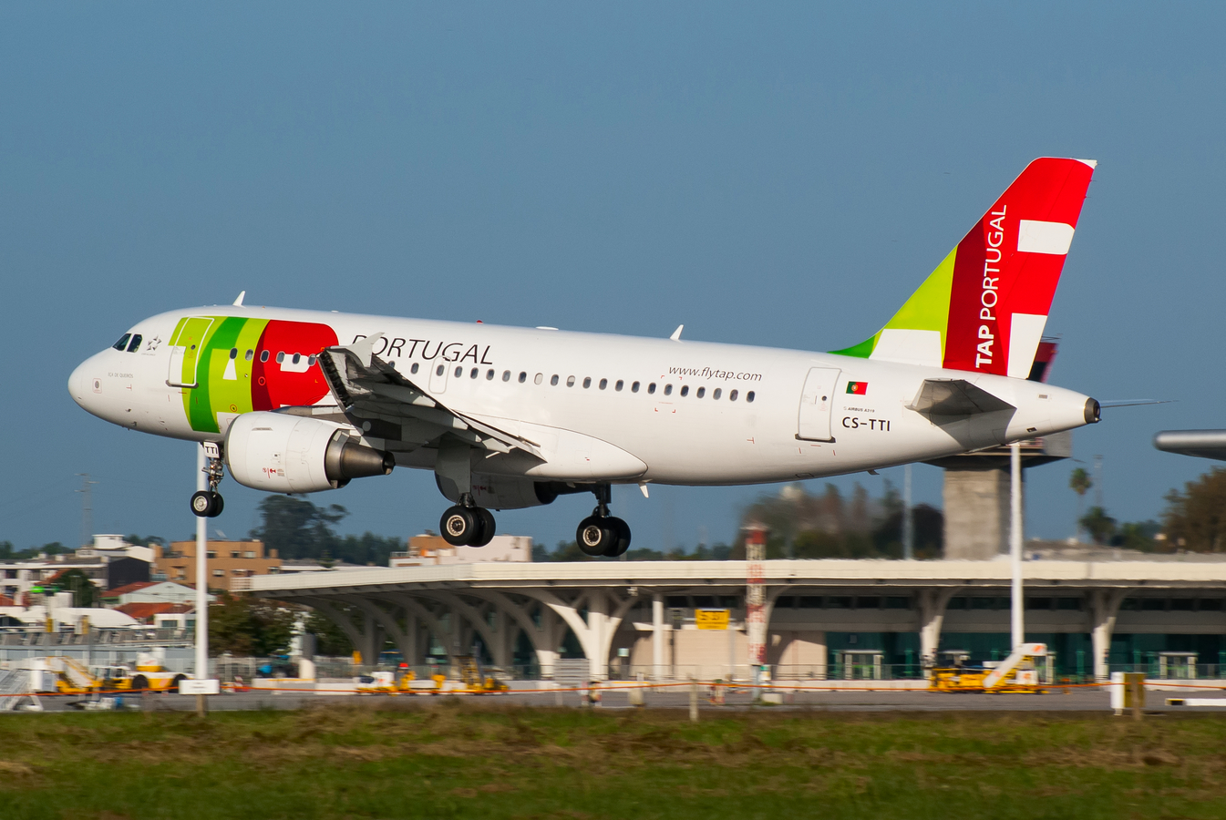 CS-TTI (933) 1998 Airbus A319-111