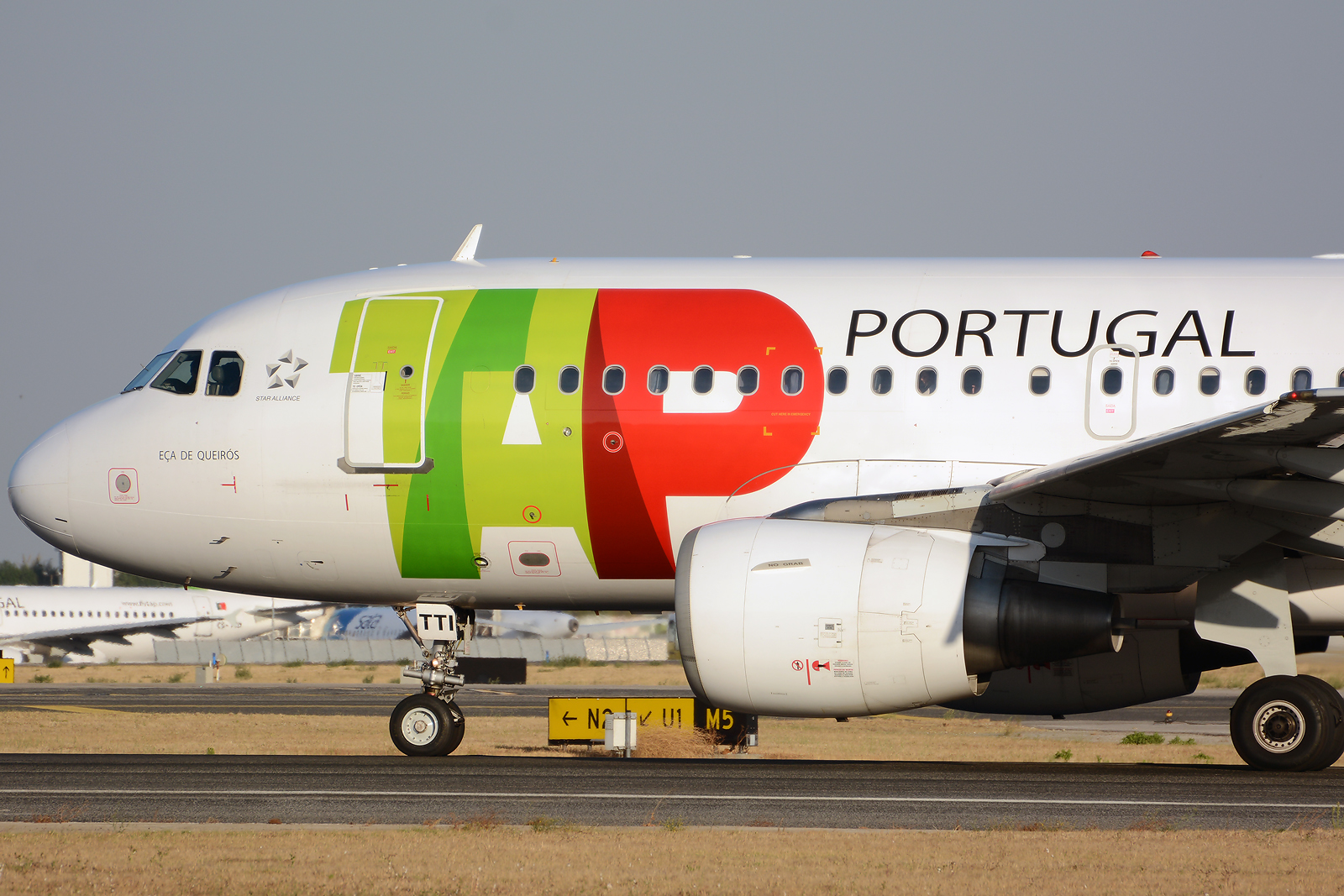 CS-TTI (933) 1998 Airbus A319-111