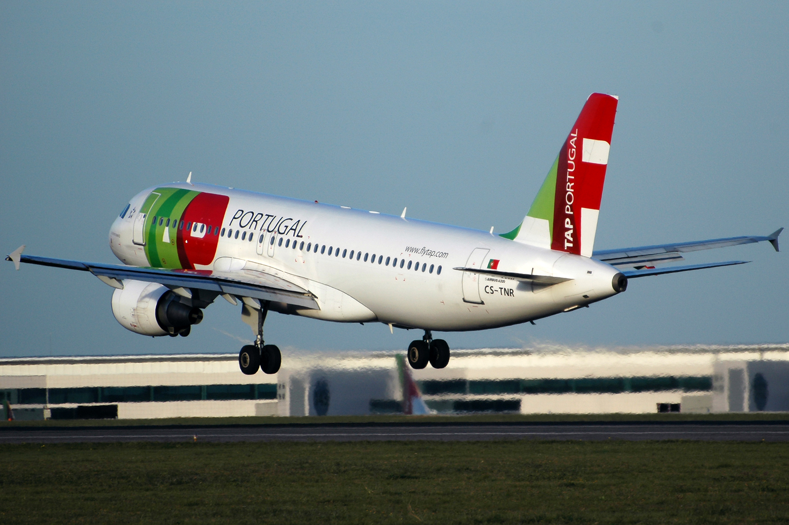 CS-TNR (3883) 2009 Airbus A320-214