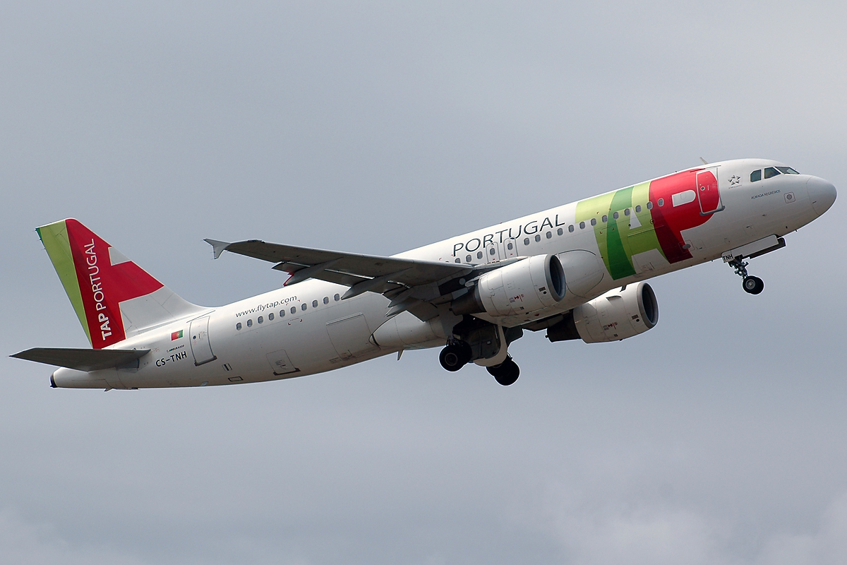 CS-TNH (960) 1999 Airbus A320-214