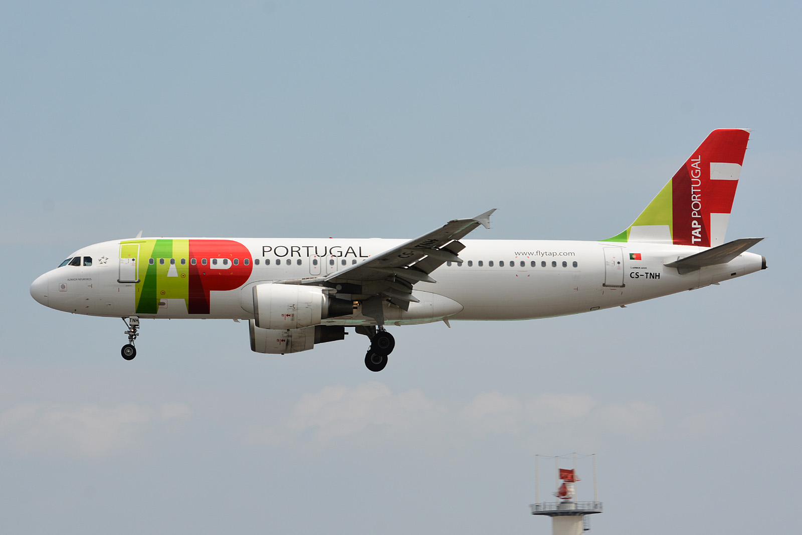 CS-TNH (960) 1999 Airbus A320-214