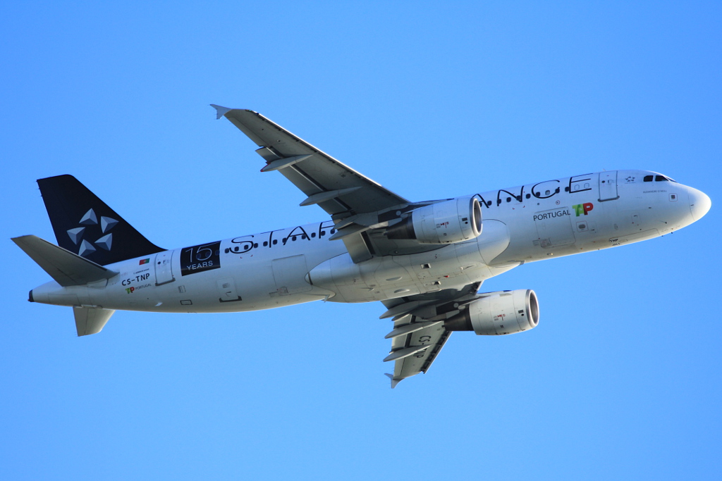 CS-TNP (2178) 2004 Airbus A320-214