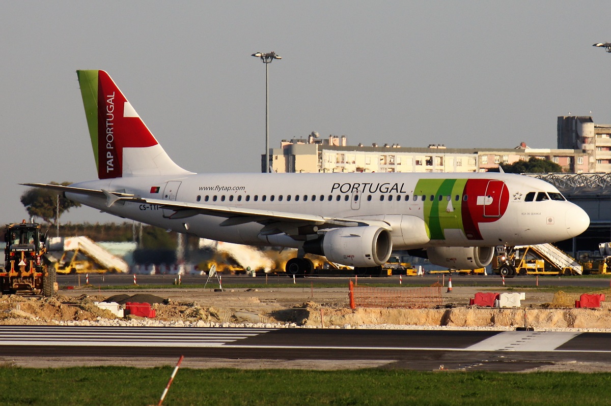 CS-TTI (933) 1998 Airbus A319-111