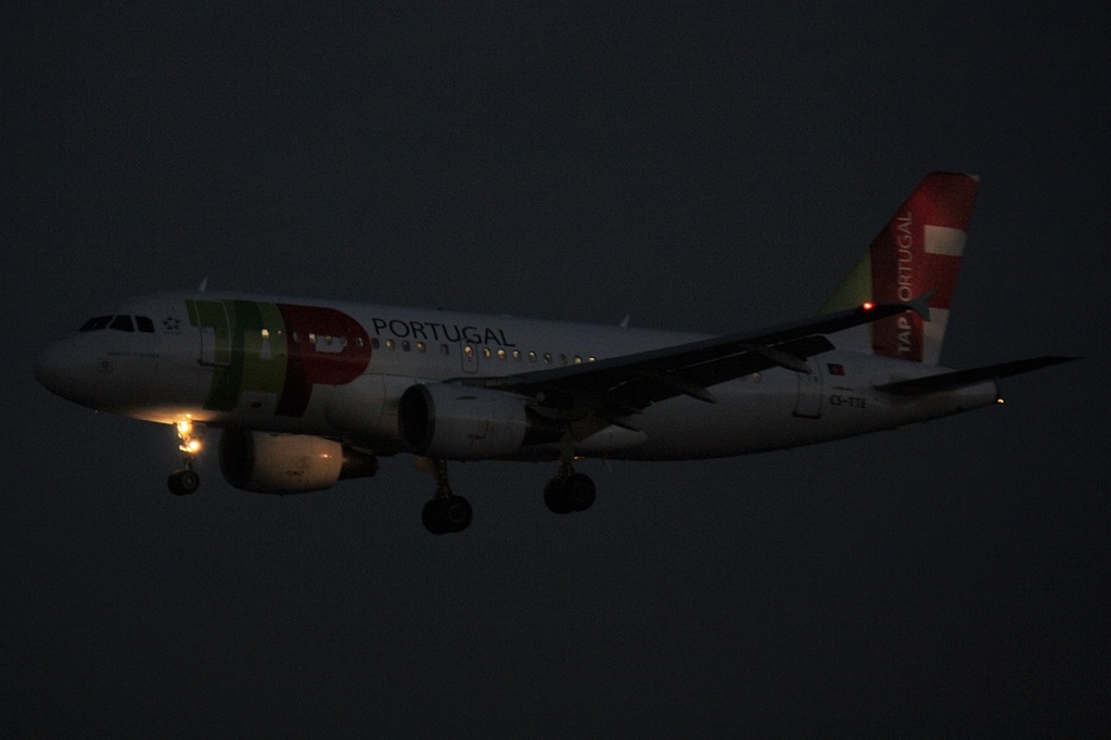 CS-TTE (821) 1998 Airbus A319-111