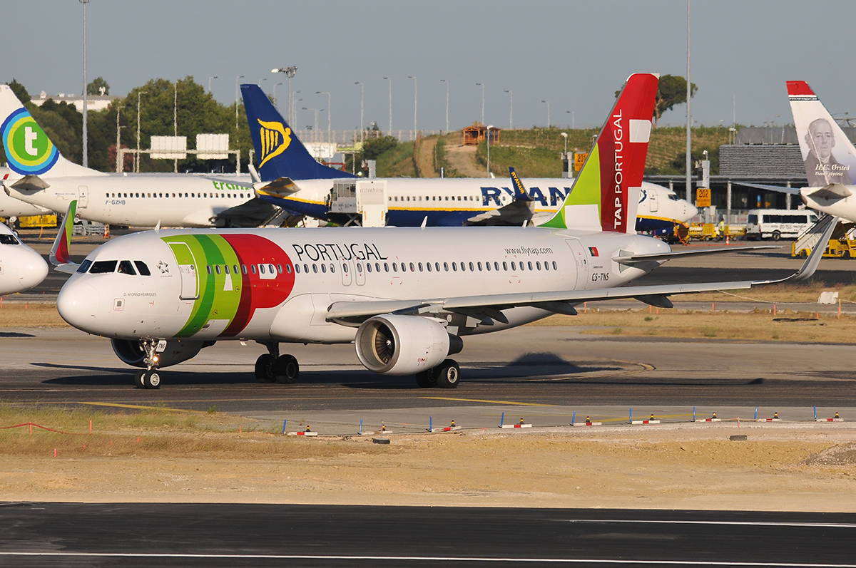 CS-TNS (4021) 2009 Airbus A320-214(WL)