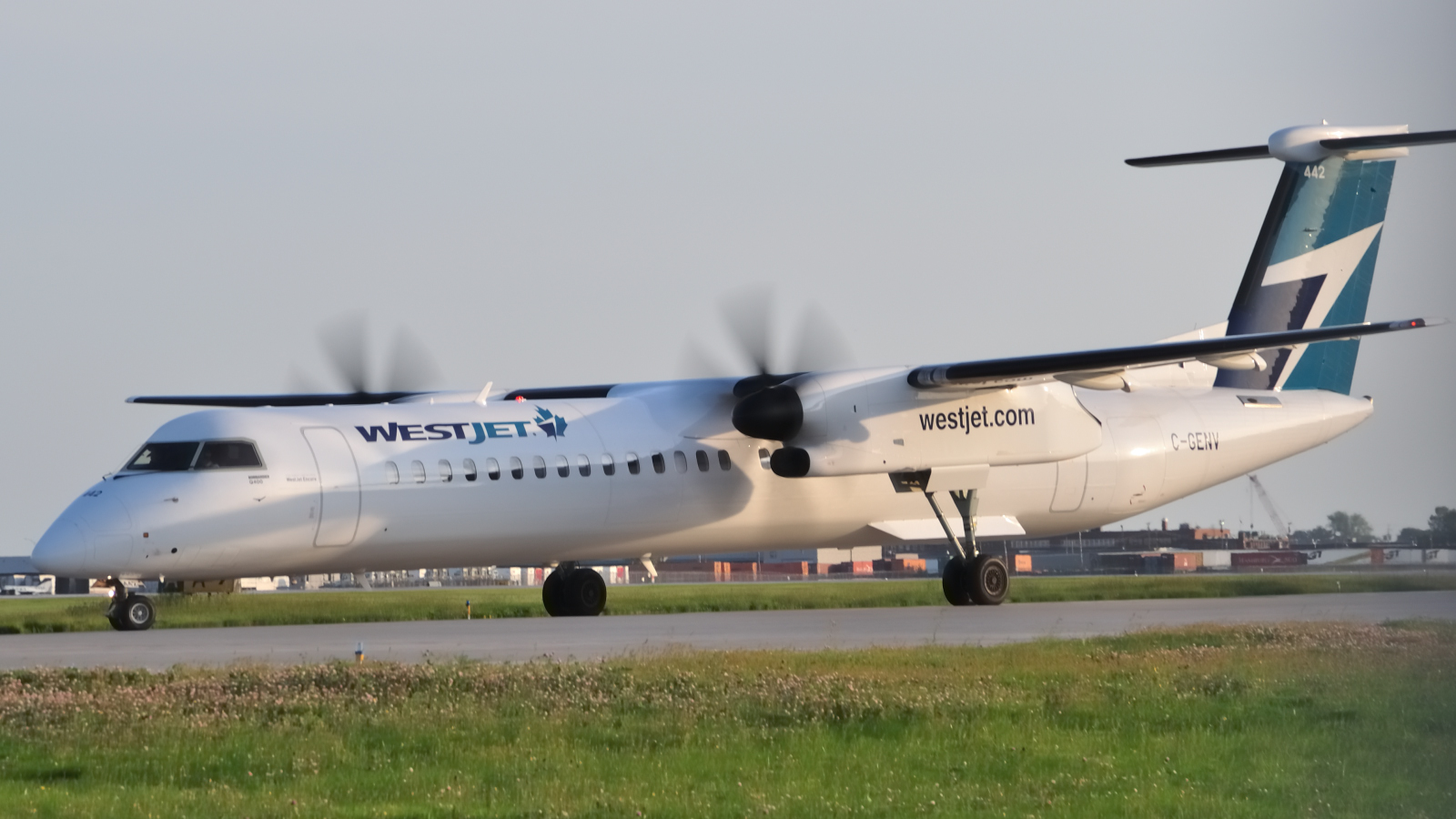 C-GENV · Bombardier Dash 8-Q402 · (YUL / CYUL)