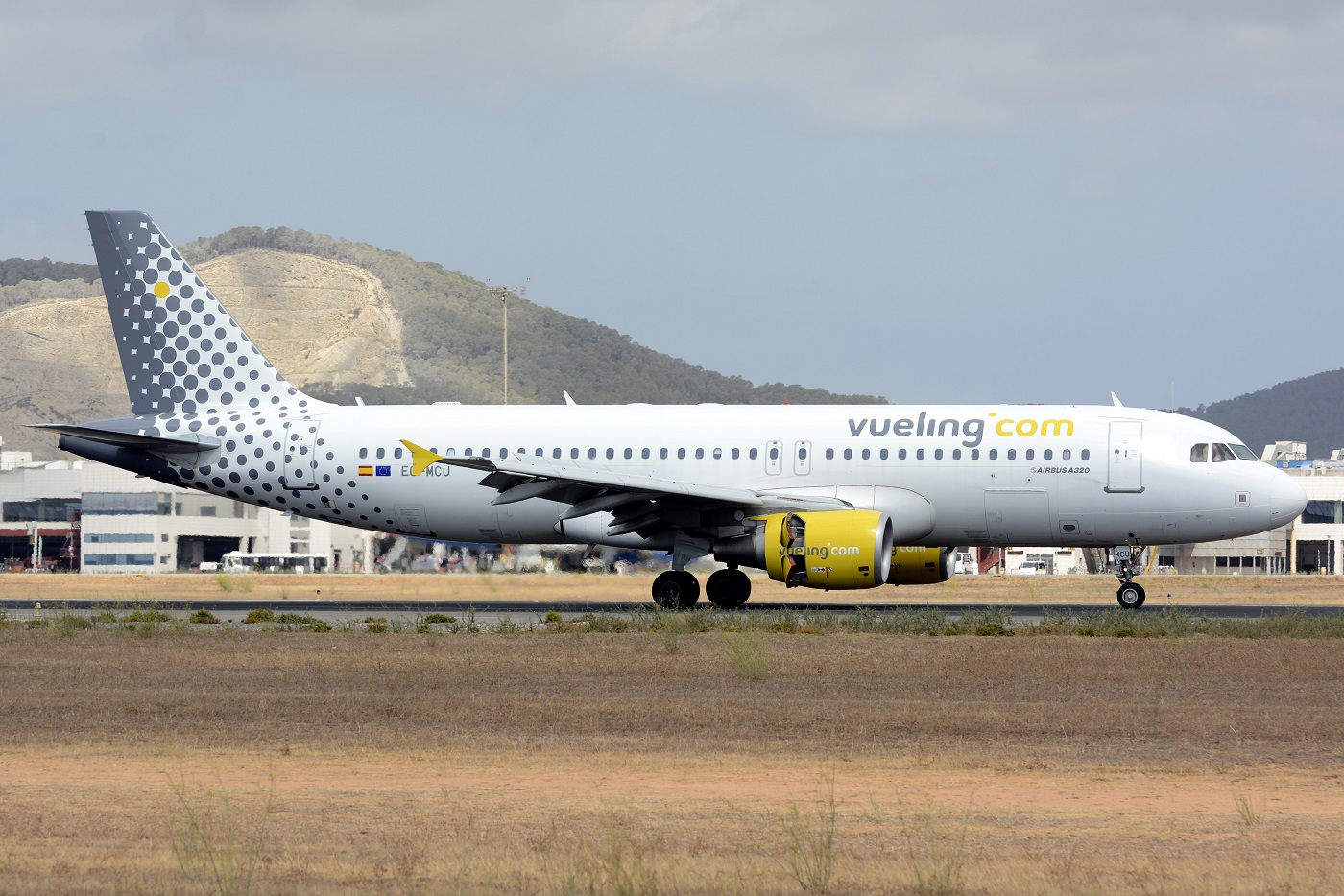 EC-MCU · irbus A320-214 · (IBZ / LEIB)