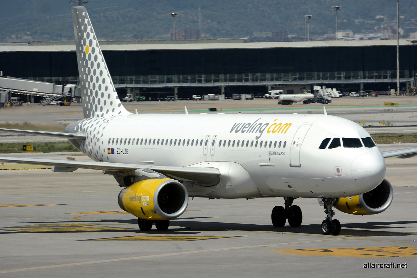 EC-LZE (5885) 2013 Airbus A320-232(WL)