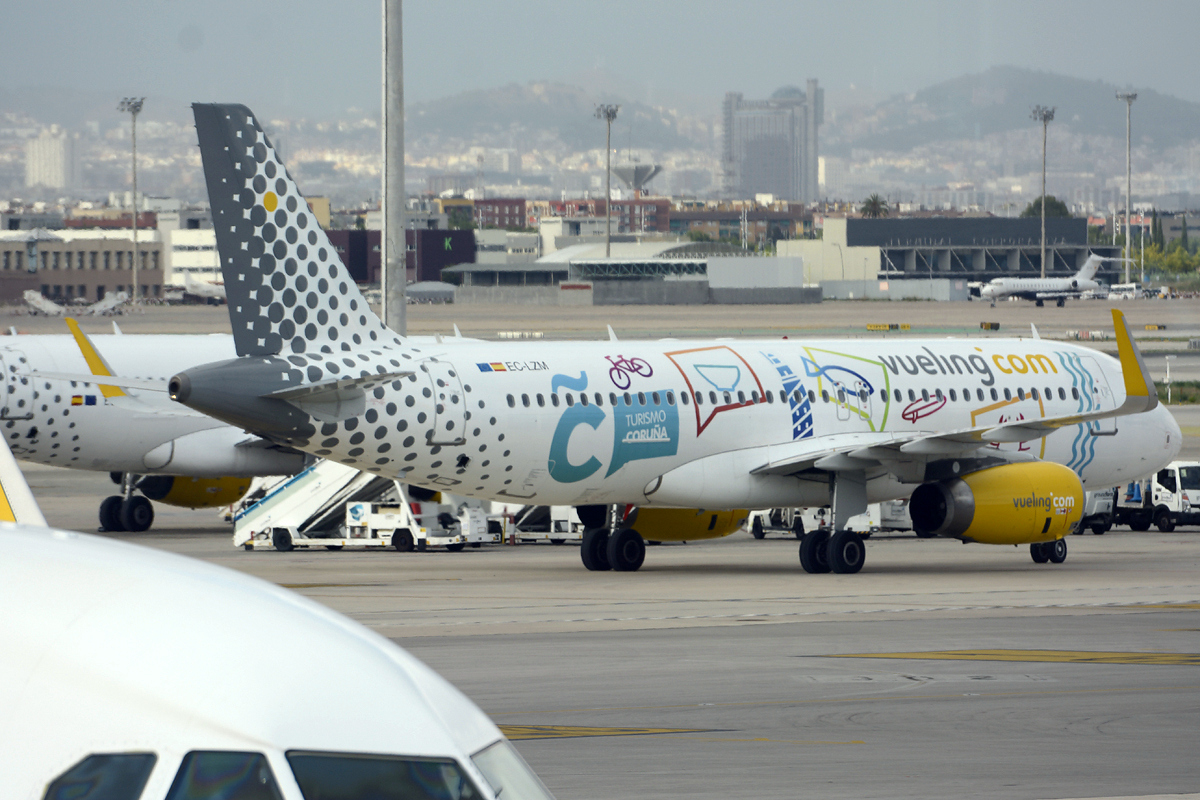 EC-LZM (5877) 2013 Airbus A320-232(WL)