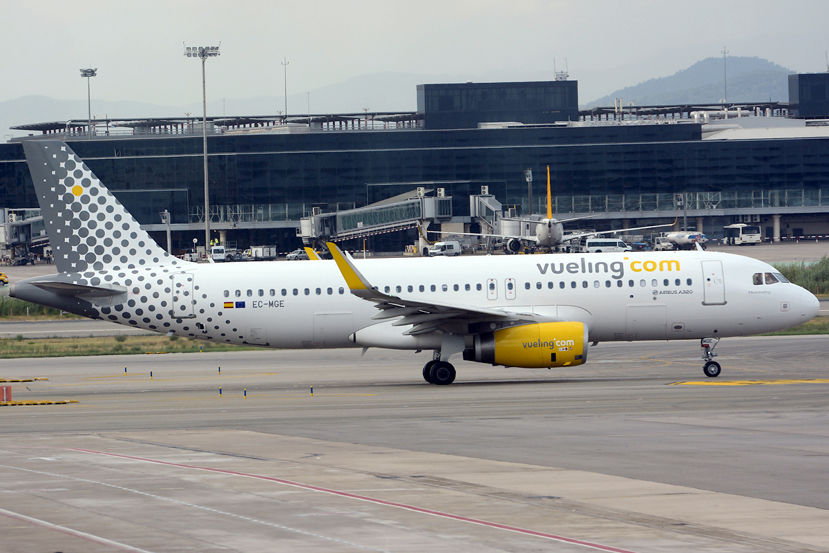 EC-MGE (6607) 2015 Airbus A320-232(WL)