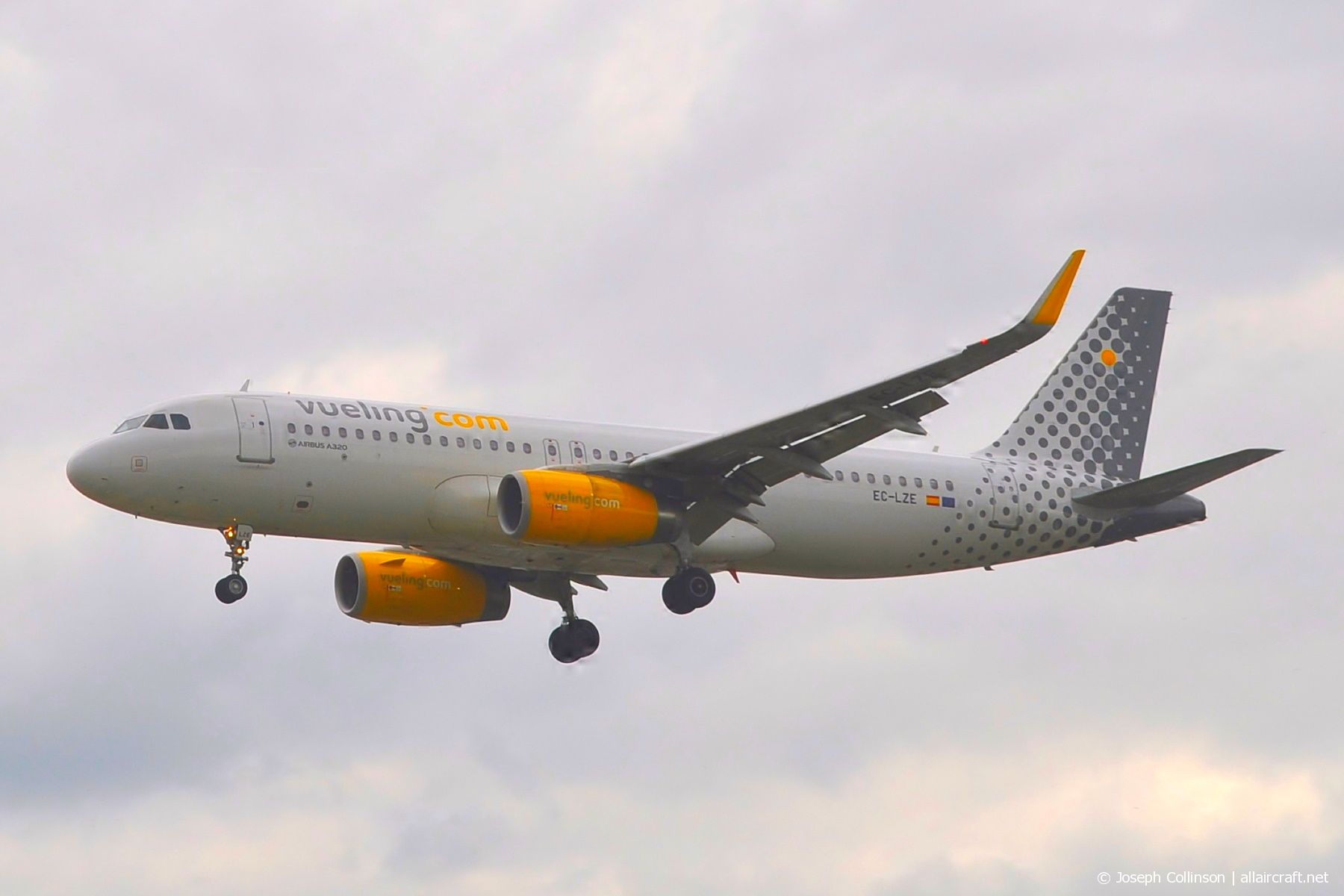 EC-LZE (5885) 2013 Airbus A320-232(WL)