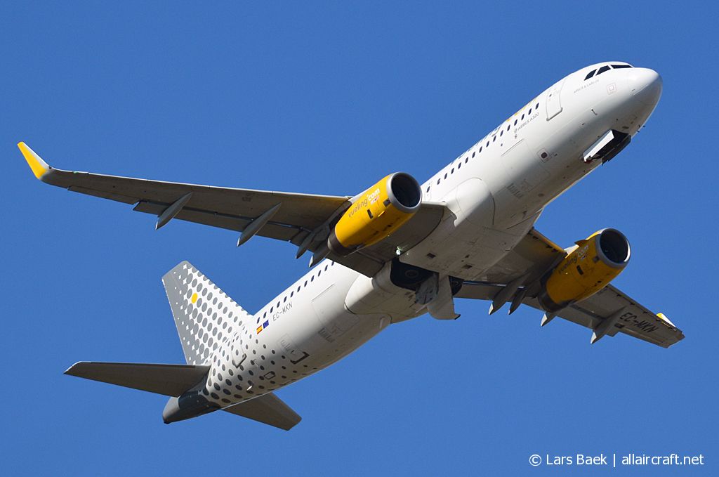 EC-MKN (7026) 2016 Airbus A320-232(WL)