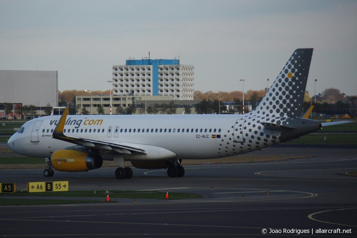 EC-MJC (6841) 2015 Airbus A320-232(WL)