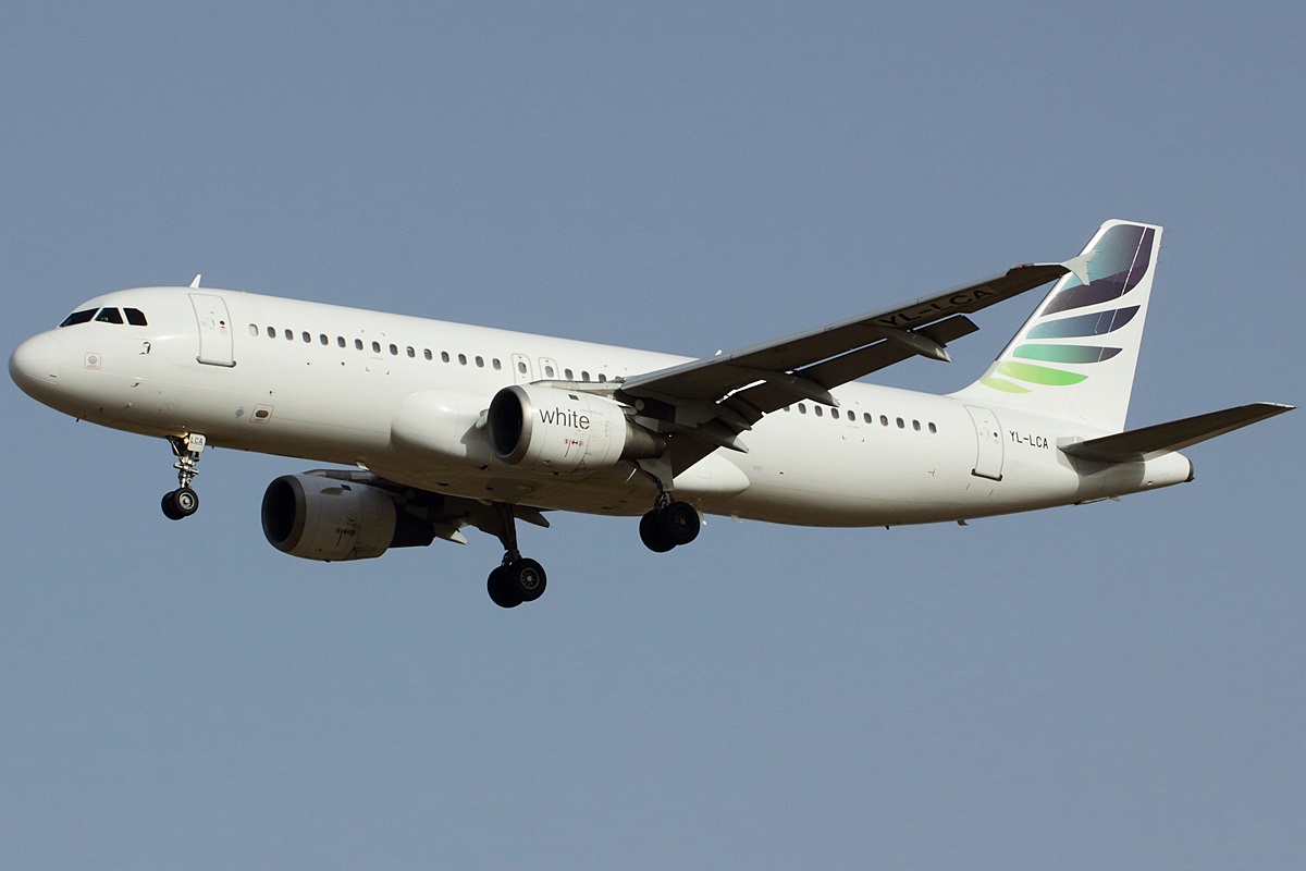 YL-LCA (333) 1992 Airbus A320-211