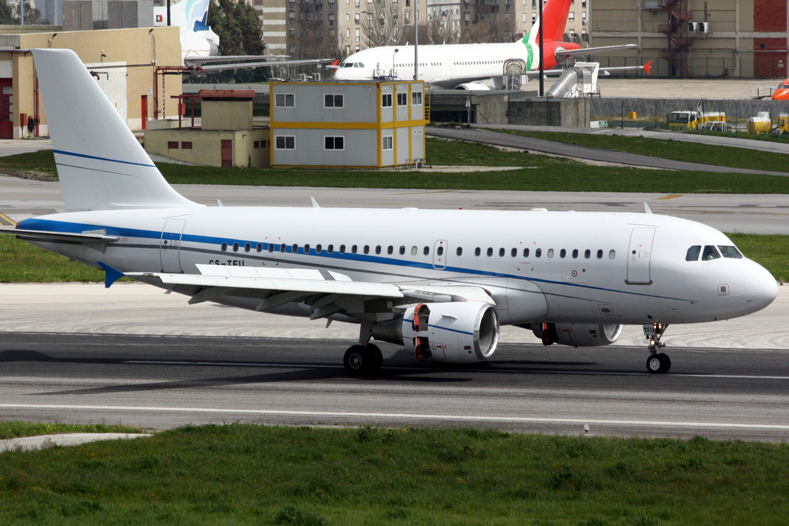 CS-TFU (2440) 2005 Airbus A319-115(LR)