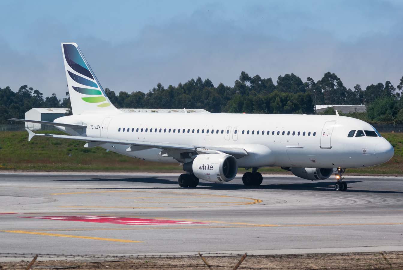 YL-LCA (333) 1992 Airbus A320-211