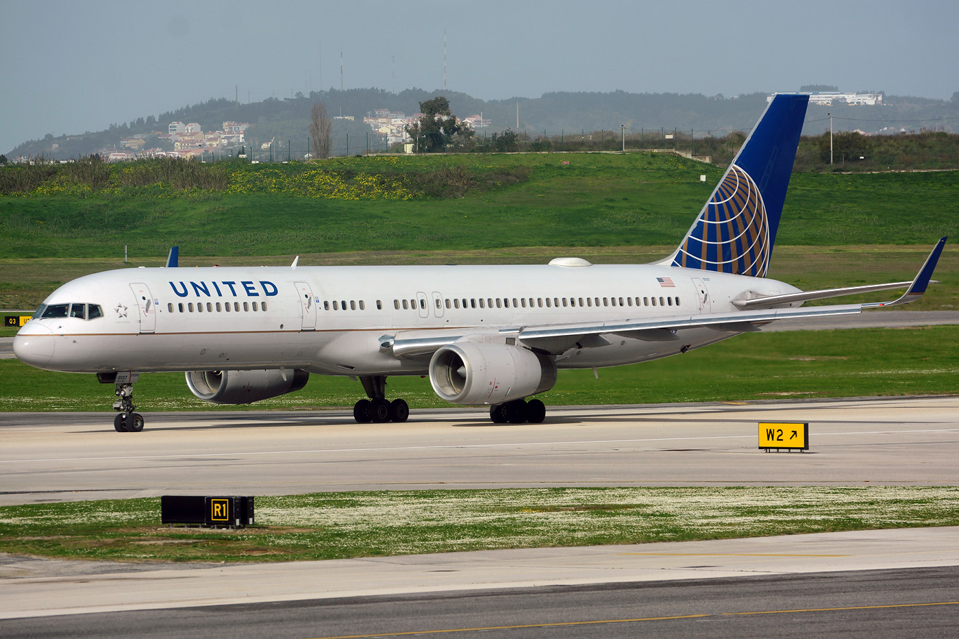 N34137 · Boeing 757-224(WL) · (LIS / LPPT)