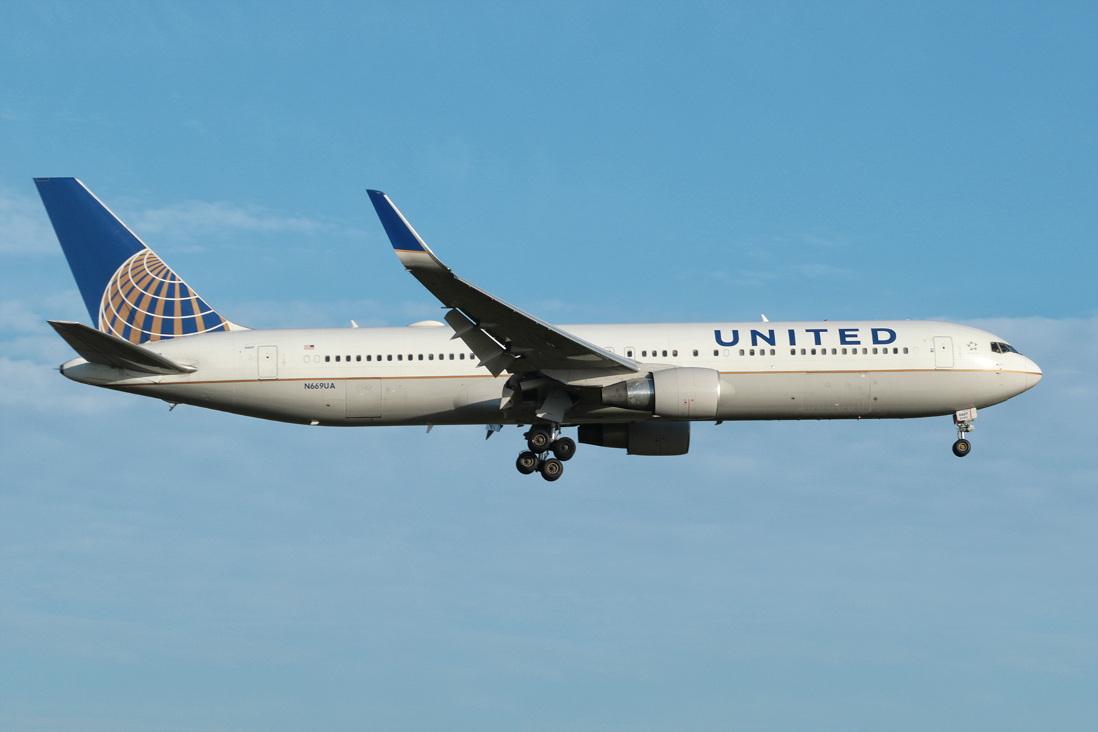 N669UA, (cn 30025), Boeing 767-322