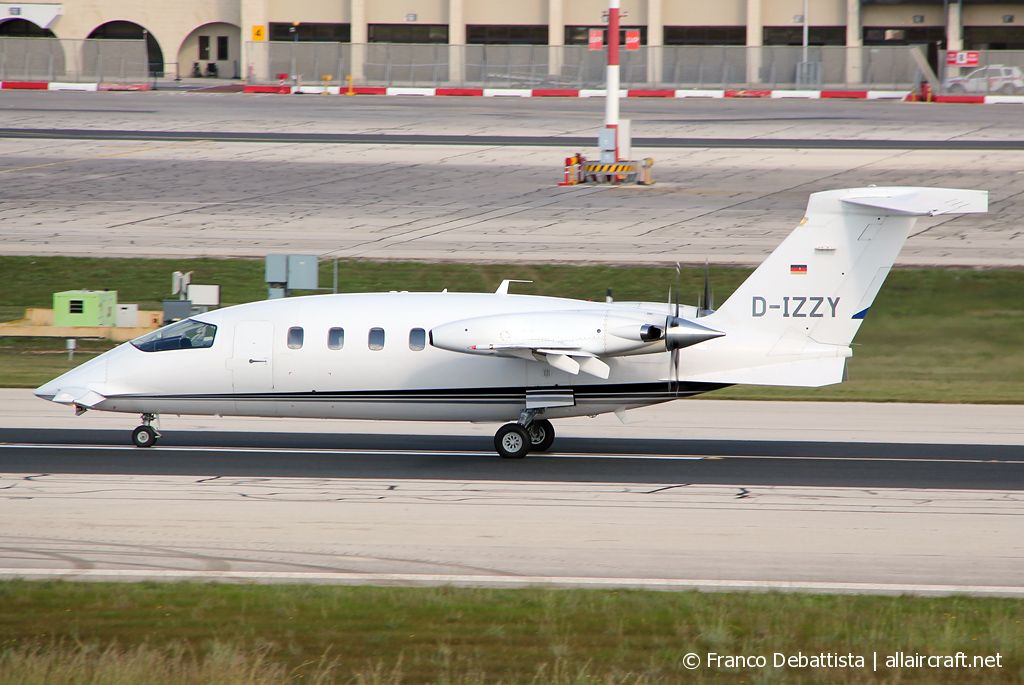 D-IZZY (1034) 1999 Piaggio P-180 Avanti